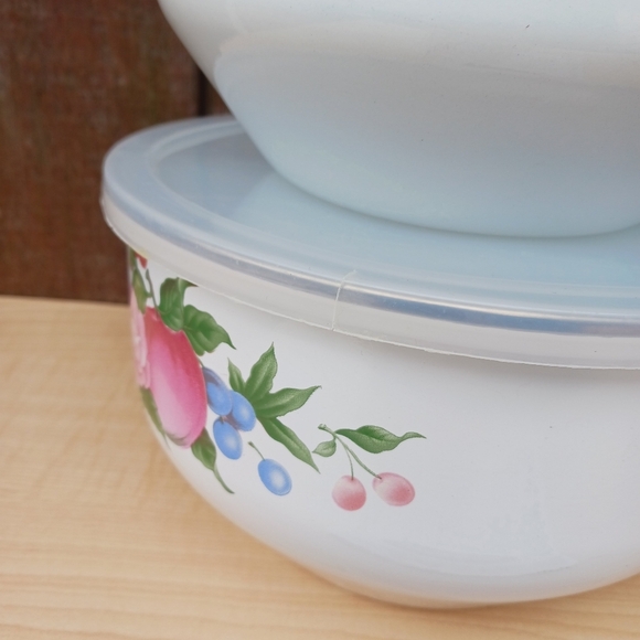 Vintage Floral Enamel Metal Set of 4 Nesting Mixing Bowls with Lids - Picture 6 of 9